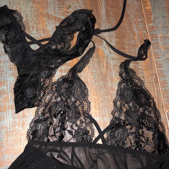 Ravishing lace tie halter nightie - Picture 2 of 8